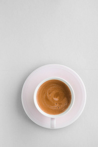 一杯热的法式咖啡作为早餐饮料，平底杯放在whi上