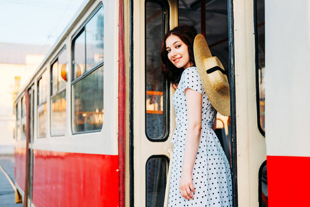 穿夏装去兜风的女人照片