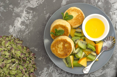 Cheesecakes with fruit and honey for breakfast  