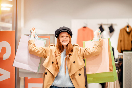 拎包的女人图片