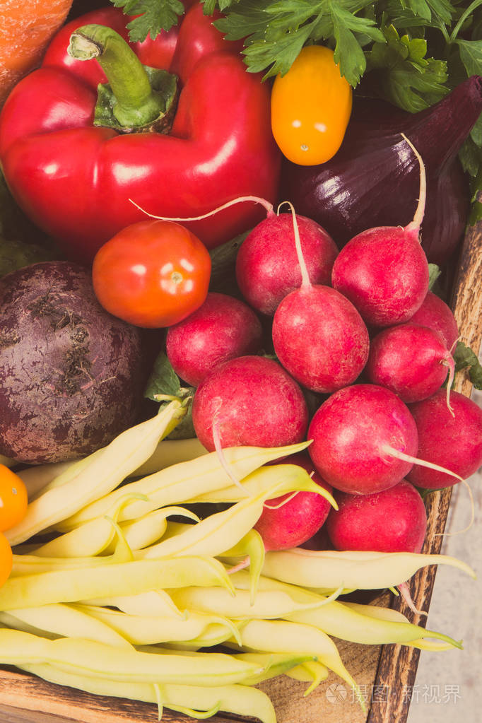 一堆新鲜蔬菜含有维生素和矿物质用于烹调菜肴