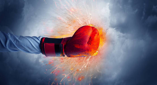 手部猛烈撞击并产生火焰照片