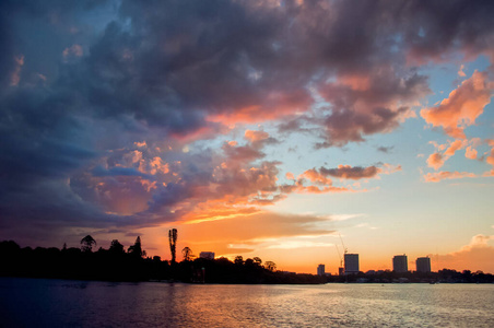 帕拉马塔河上风景如画的夕阳和建筑轮廓。澳大利亚悉尼