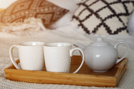 卧室的床上放着一盘白茶具