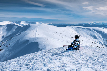 滑雪运动员坐在山坡上