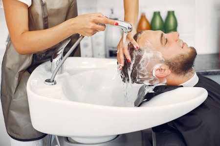 女人在理发店给男人洗头