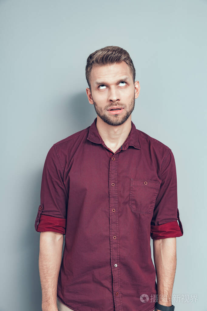 那个年轻人在演播室里翻白眼