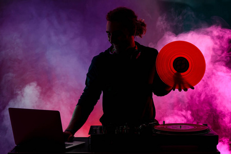 夜总会男dj演奏音乐剪影照片