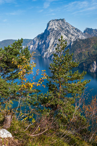 宁静的秋天阿尔卑斯山从克莱纳湖风景