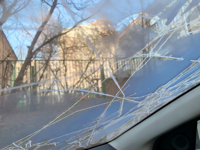 深秋或冬季结冰的汽车挡风玻璃，从里面看