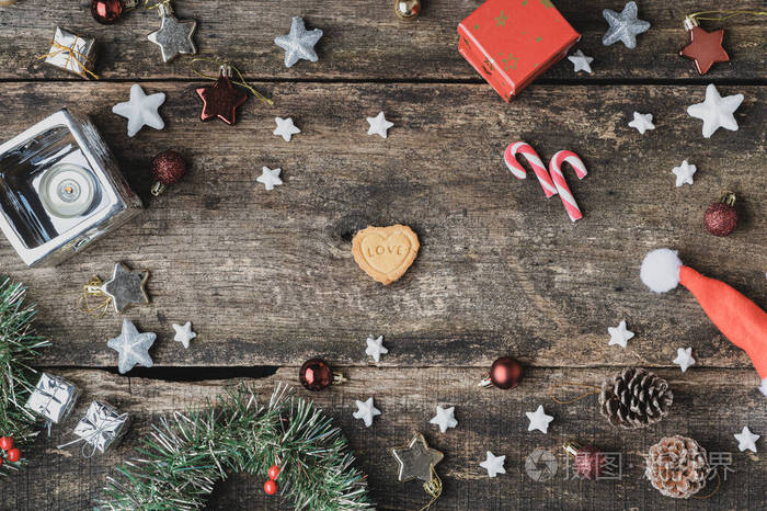 圣诞背景中间放着写着爱字的饼干