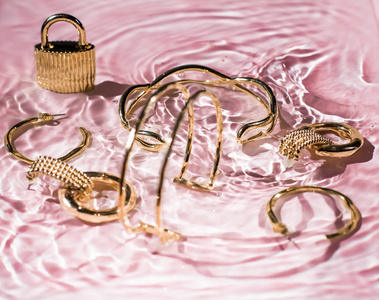 金手镯，耳环，戒指，珠宝首饰，粉红色水背