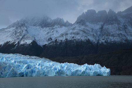 来自智利巴塔哥尼亚灰色冰川的蓝色冰