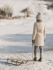 户外拉雪橇的女人图片