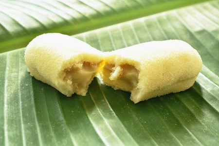 sponge cake stuffed banana cream on leaf 