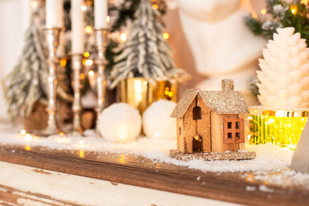 圣诞装饰品环绕的小木屋特写图片