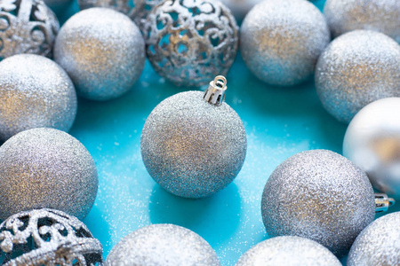 蓝色背景上的圣诞饰品装饰。
