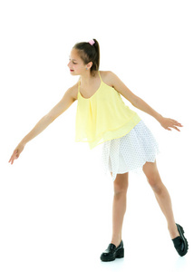 一个快乐的小女孩在跳舞。