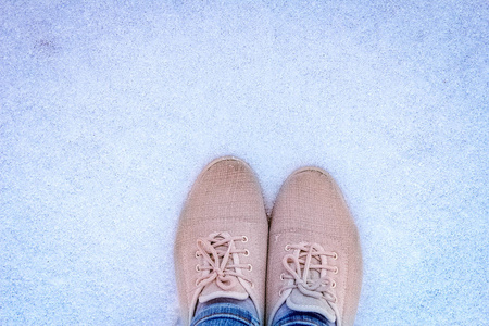 时髦的鞋子冬天在公园的雪地里美腿