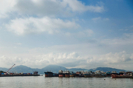 清晨海湾的渔港