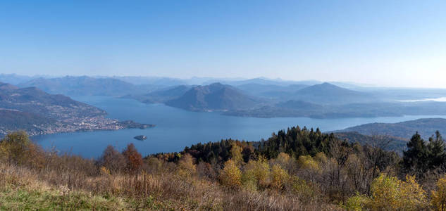 从莫塔龙山看马焦雷湖