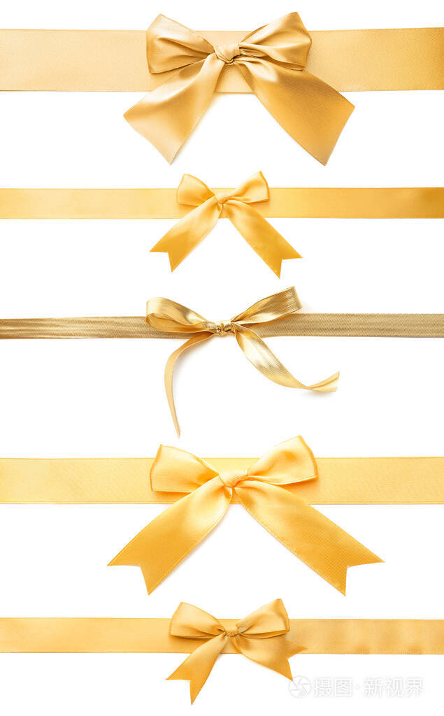 白色背景上有美丽蝴蝶结的金色丝带