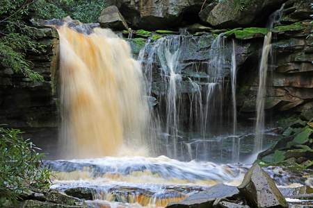 追踪 国家 假期 流动 旅游业 岩石 森林 瀑布 旅行 山谷