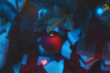 圣诞树上装饰着美丽的圣诞树