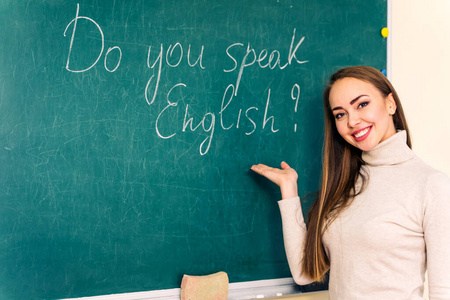 请看黑板的美女图片