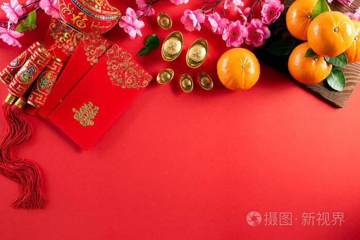 中国新年的装饰物有红色的小包,橙色和金色的锭或金色的块状物.