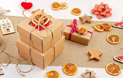 零浪费圣诞节，配有工艺纸板箱橘子干木制和纺织品装饰，无塑料平放