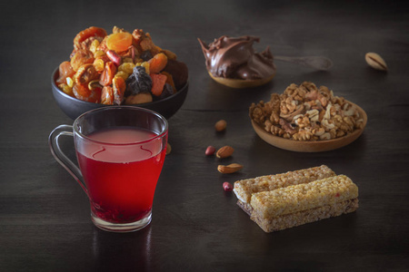在黑暗的桌子上，用干果和运动营养棒混合饮用，包括坚果蜂蜜种子和巧克力酱。低调。
