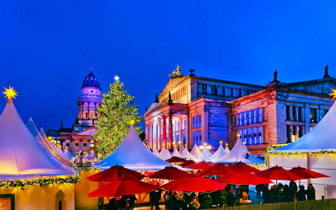 德国柏林反射冬季圣诞夜集市宪兵市场
