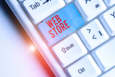 正在写便条，显示Web商店。展示消费者直接从网上卖家处购买商品或服务的商业照片。
