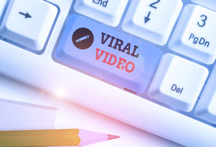 显示病毒视频的文字标志。概念照片通过互联网分享变得流行的视频。
