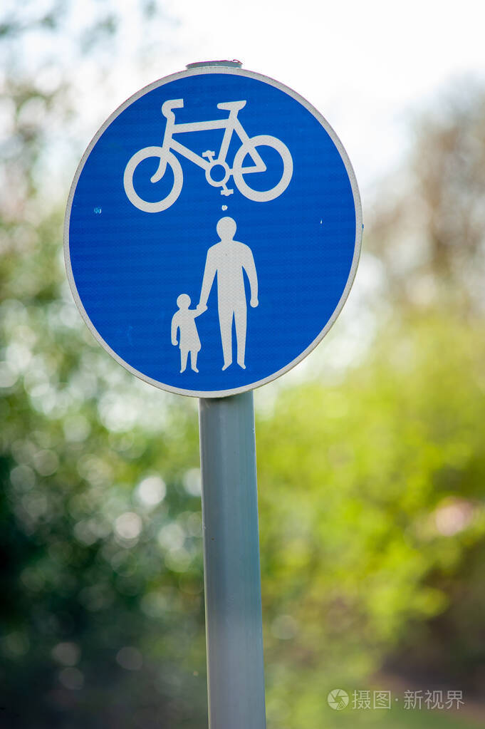 一个共享使用自行车和行人路线标志的特写，在一个乡村设置，英国