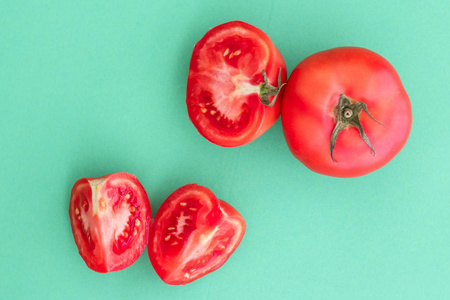 新鲜成熟的红番茄，绿色背景，有机蔬菜f