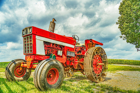 美国宾夕法尼亚州兰开斯特的阿米什乡村老式红色农用拖拉机，带有金属车轮