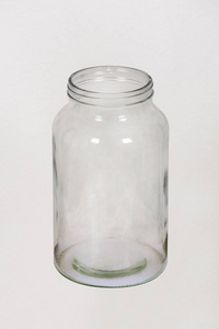 一个空罐子的特写照片，打开盖子，被隔离在白色的ba上