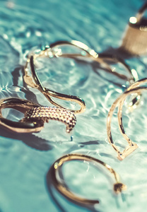金手镯，耳环，戒指，翡翠水上的珠宝