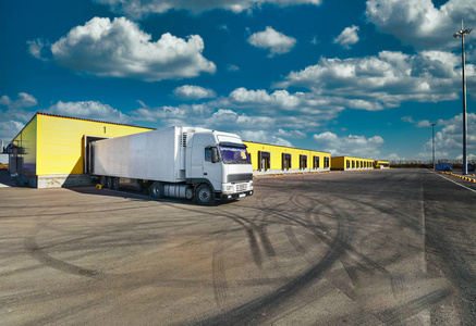 卸货 装运 卸载 外部 冰箱 货运 运输 商业 大门 汽车