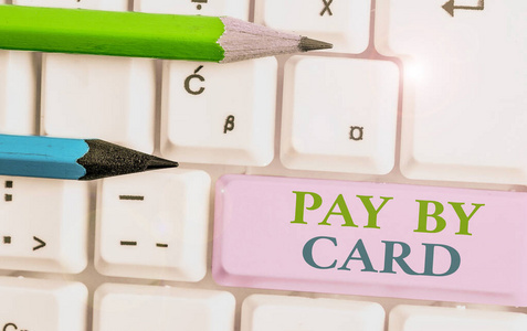 写纸条，显示用卡支付。商业照片显示支付信用借记电子虚拟货币购物。