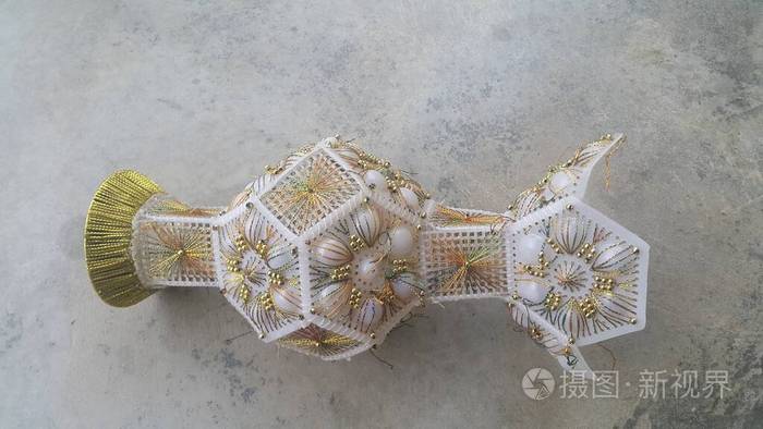 放在灰色地板上的一种漂亮的陶瓷花瓶 用来盛放鲜花或花束照片 正版商用图片265vha 摄图新视界