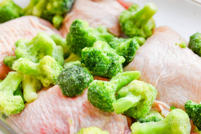 broccoliwithturkeyinaglassbowlinfullviewinfrontof