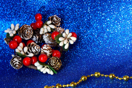 冬青树枝和浆果的装饰