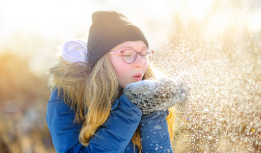 雪橇 在一起 活动 圣诞节 小孩 假期 运动 冬天 兄弟姐妹