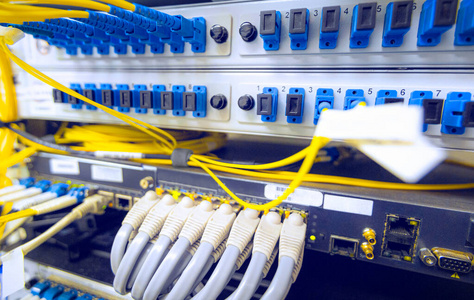 信息技术计算机网络，电信以太网电缆连接到互联网交换机。网络交换机和以太网电缆，数据中心概念。