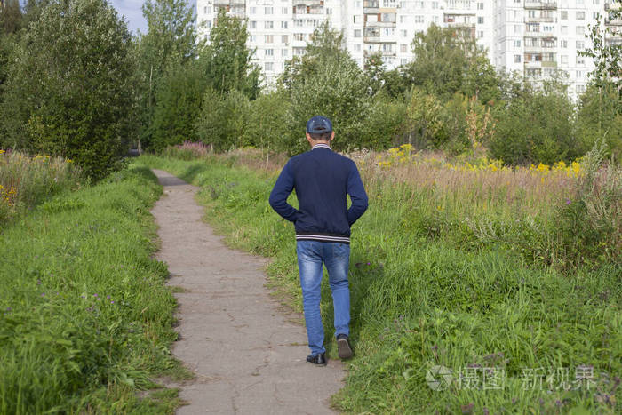 一个男人正在街上走公园里的陌生人