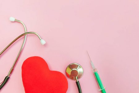 医疗设备听诊器或电话内窥镜注射器和红色心脏隔离在流行的粉彩背景上