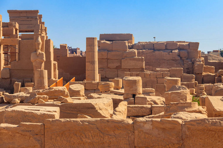 卡纳克神庙建筑群，俗称卡纳克，由埃及卢克索的腐朽庙宇小教堂塔楼和其他建筑组成
